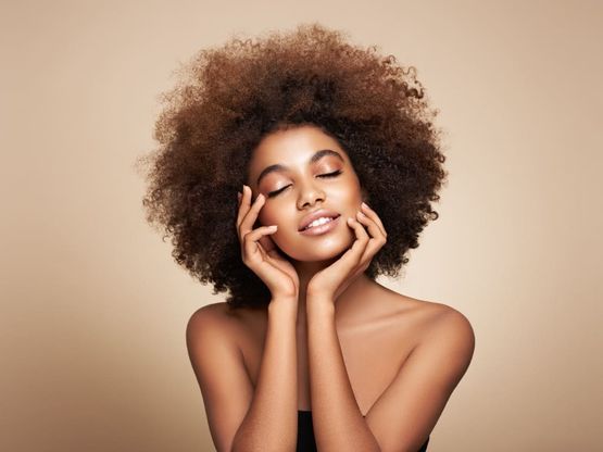 Retrato de belleza de niña con cabello afro. hermosa mujer con pelo rizado. cosmética, maquillaje y moda
